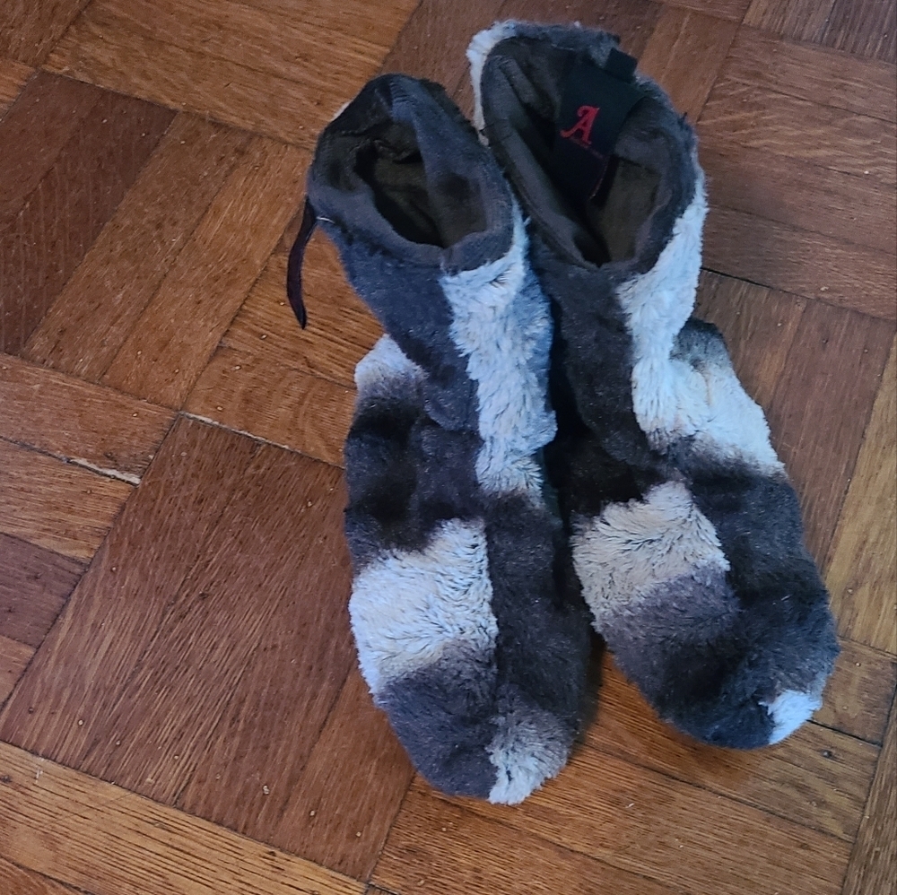 Faux Fur Slippers Size 7 7.5 hp🔥🔥🔥